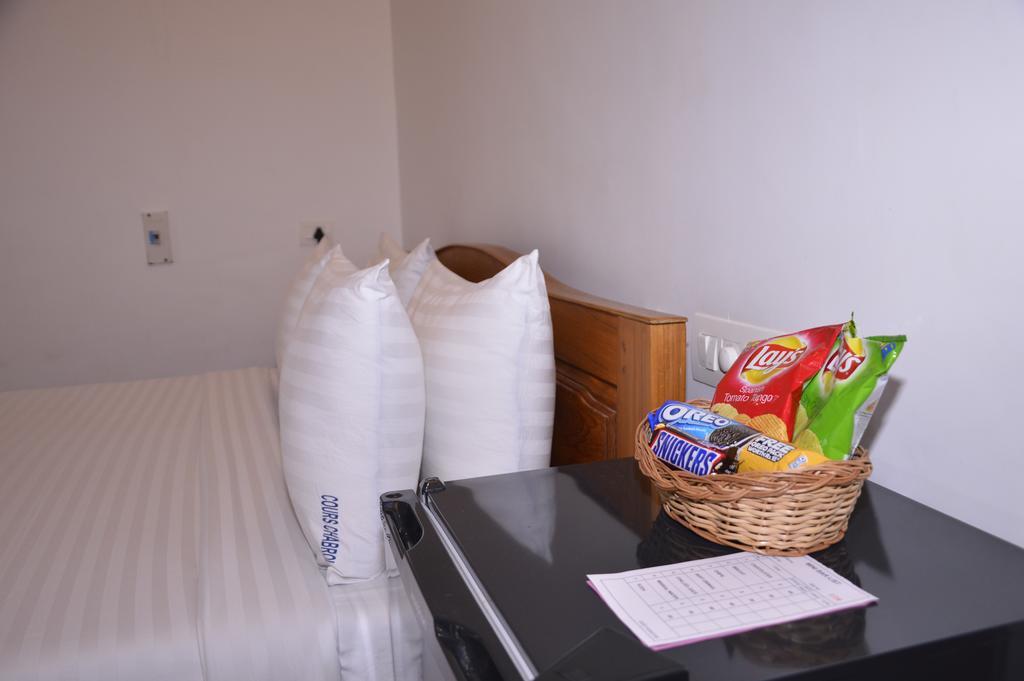 Cours Chabrol Hotel Puduccseri Szoba fotó