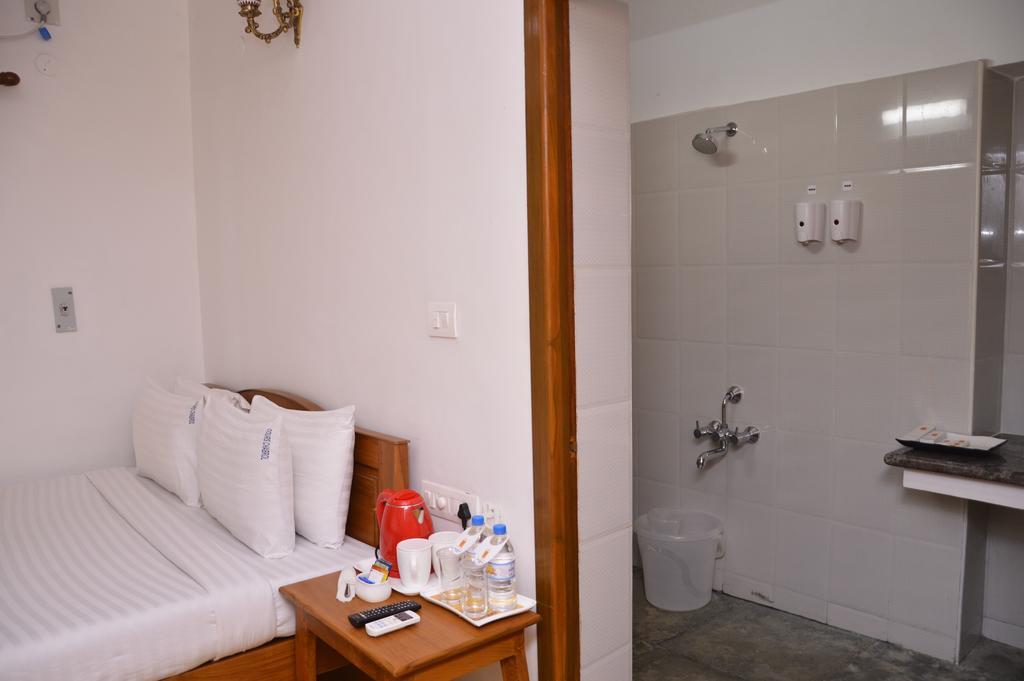 Cours Chabrol Hotel Puduccseri Szoba fotó